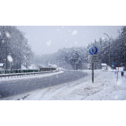 Panneau d'obligation chaînes à neige obligatoires B26 , route enneigée