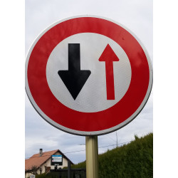 Panneau d'interdiction cédez le passage à la circulation venant en sens inverse B15