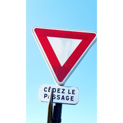 Panonceau cédez le passage M9c