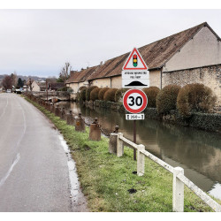 Panonceau passage pour piétons est surélevé M9d avec panneau de limitation de vitesse en ville et village