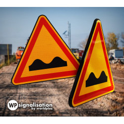 Panneau de signalisation signaux de danger indiquant un cassis ou dos d'âne | Panneau AK2 chantiers et travaux