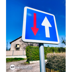 Panneau de signalisation C18 - Priorité à la circulation I Panneau C18 dans un village | WP Signalisation