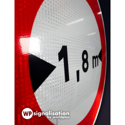 Panneau d'interdiction limitation de largeur B11 | Zoom sur le film prismatique retro-reflechissant | WP Signalisation