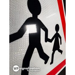 Panneau de danger A13a - Endroit fréquenté par les enfants l  Circulation piétons et routière | Zoom sur le film prismatique
