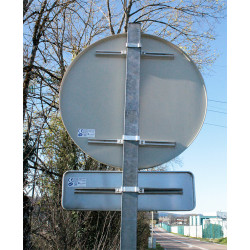 Poteau rectangulaire I Poteau pour signalisation routière avec colliers rectangulaires I WP Signalisation
