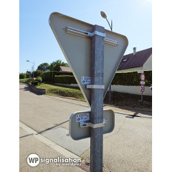 Collier Rectangulaire pour panneau AB cédez le passage et autres panneaux de signalisation routier | WPSignalisation