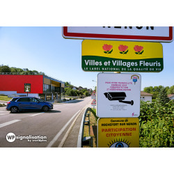Panneau Ville et village fleuris avec panneau de caméra de surveillance et vigilance voisins
