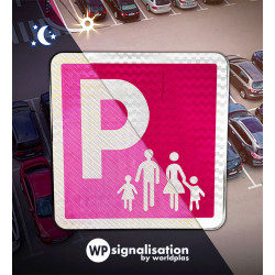 Film prismatique du panneau parking famille nombreuse visible de jour comme de nuit | WPSignalisation