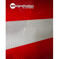 Zoom sur le film prismatique du panneau sens interdit - Panneau B1 I WP Signalisation | Signalisation routière