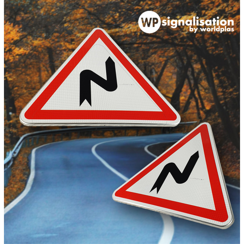 Panneau succession de virages dont le 1er est à droite (A1C) I WPS
