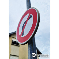 Panneau d'interdiction de tourner à droite à la prochaine intersection B2b