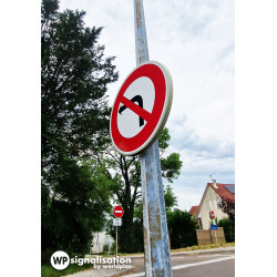 Panneau d'interdiction de tourner à gauche à la prochaine intersection B2a